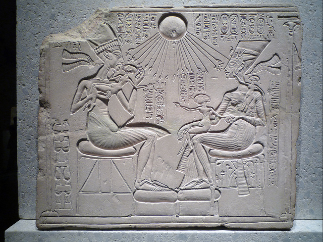Détail d'un autel domestique représentant la reine Néfertiti, son mari Akhenaton et trois de leurs six filles. Photo Steven Zucker